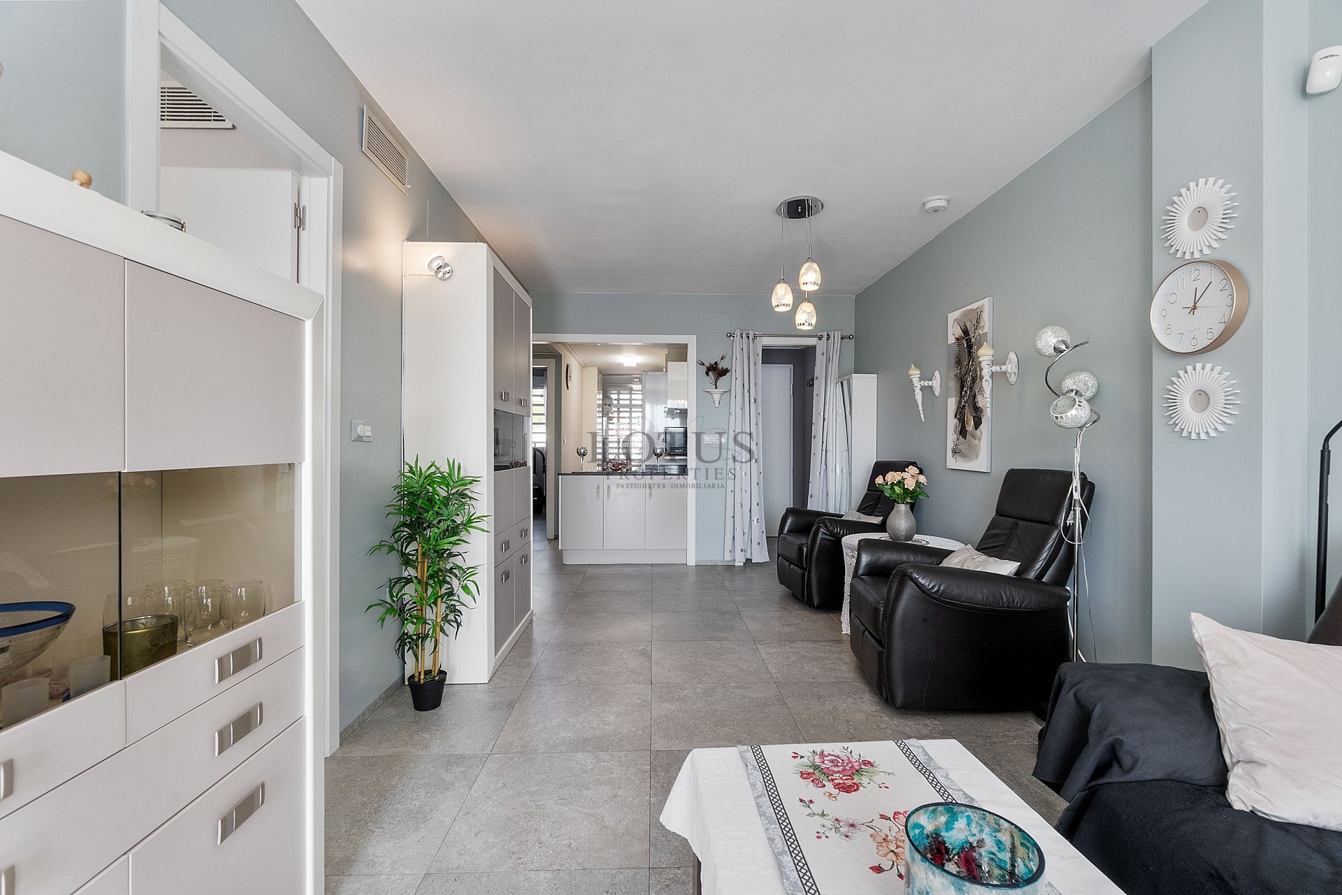 STOR MODERN LÄGENHET MED TRÄDGÅRD I SÖDERLÄGE - PRIVAT PARKERING I KÄLLAREN OCH FÖRRÅD - HÄRLIGT POOLOMRÅDE OCH PADDELBANA - Lotus Properties