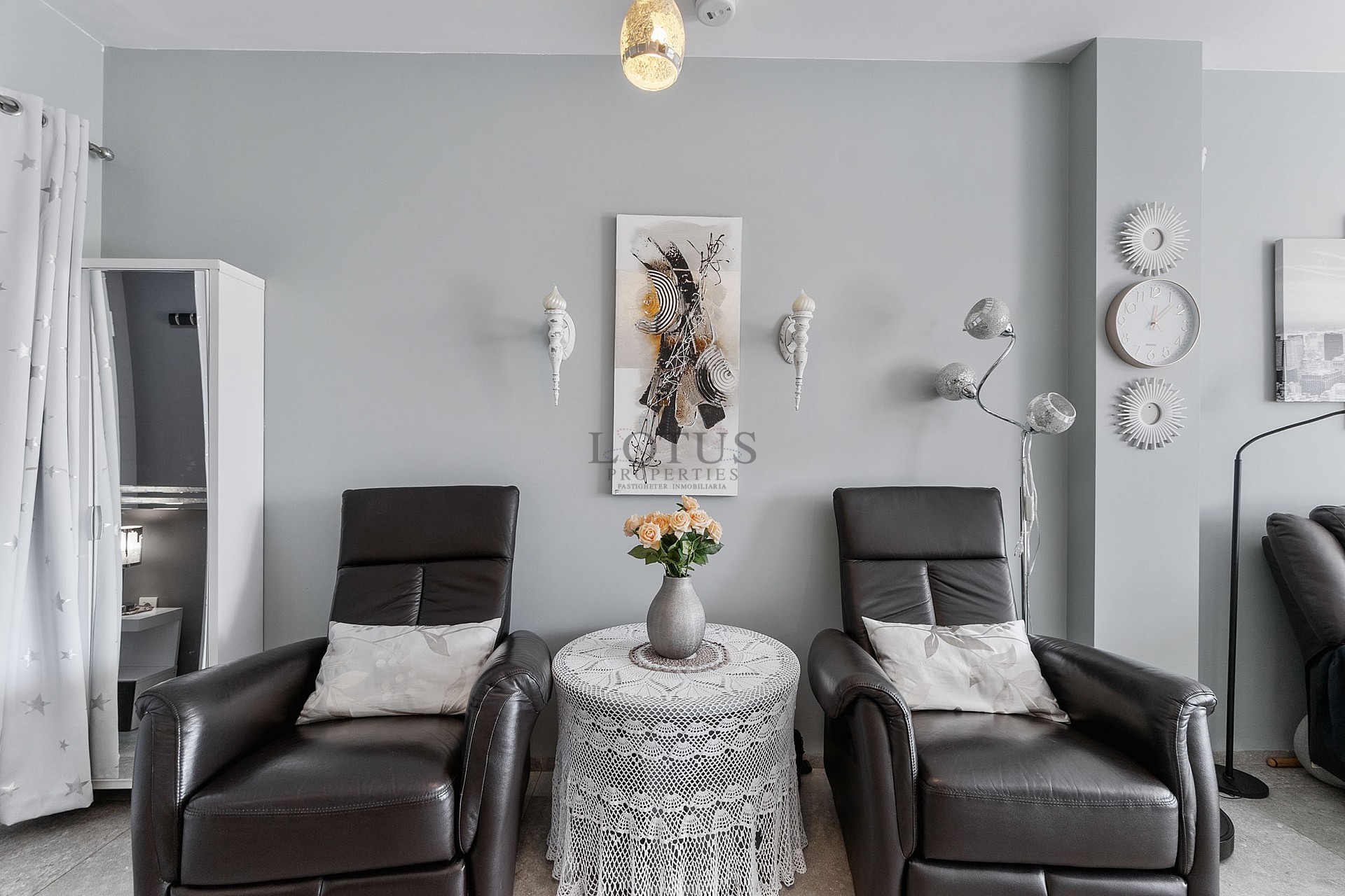 STOR MODERN LÄGENHET MED TRÄDGÅRD I SÖDERLÄGE - PRIVAT PARKERING I KÄLLAREN OCH FÖRRÅD - HÄRLIGT POOLOMRÅDE OCH PADDELBANA - Lotus Properties