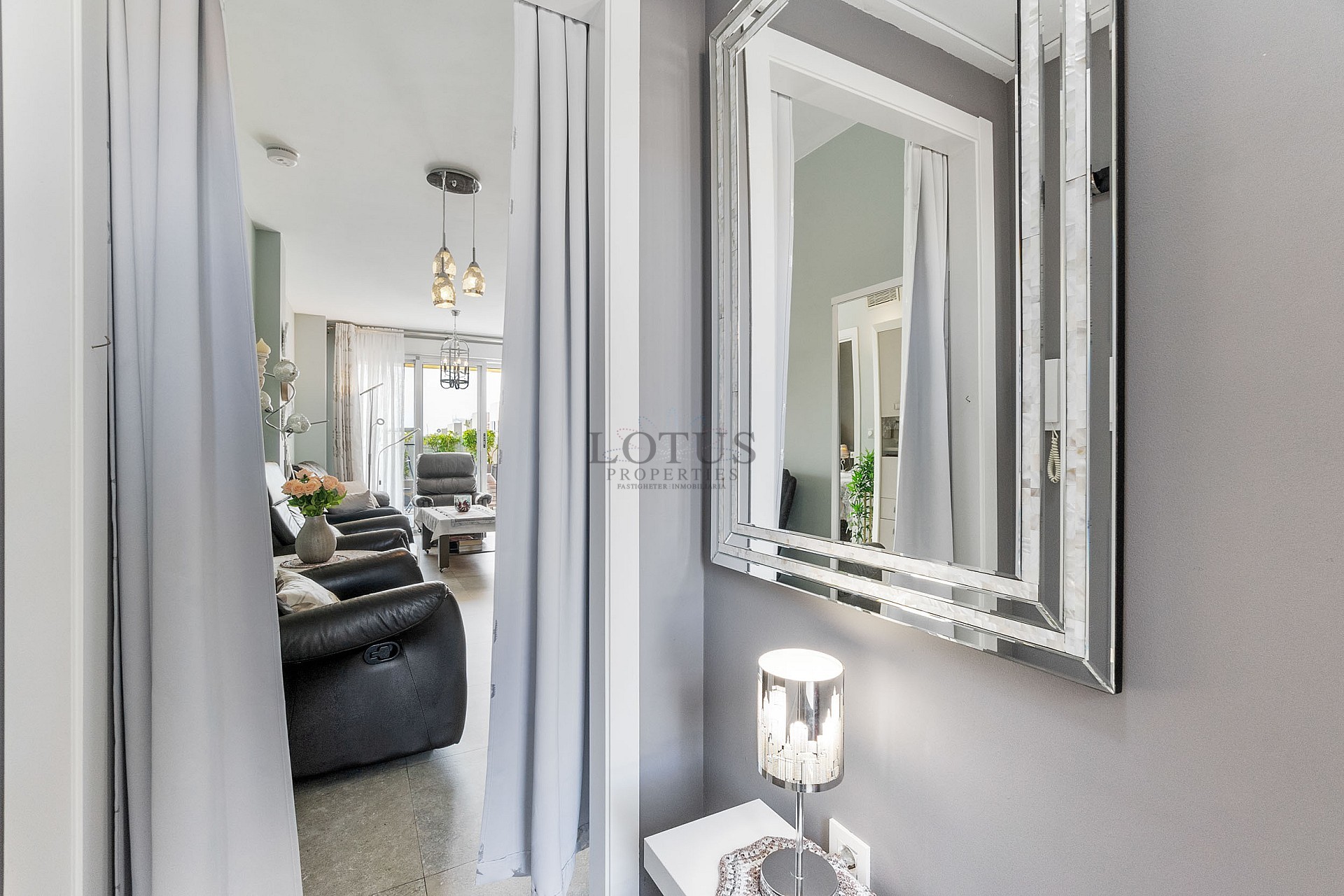 STOR MODERN LÄGENHET MED TRÄDGÅRD I SÖDERLÄGE - PRIVAT PARKERING I KÄLLAREN OCH FÖRRÅD - HÄRLIGT POOLOMRÅDE OCH PADDELBANA - Lotus Properties