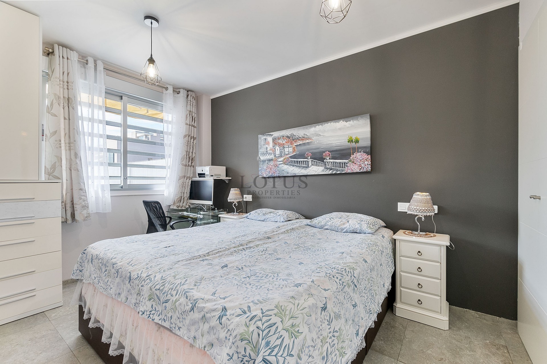 STOR MODERN LÄGENHET MED TRÄDGÅRD I SÖDERLÄGE - PRIVAT PARKERING I KÄLLAREN OCH FÖRRÅD - HÄRLIGT POOLOMRÅDE OCH PADDELBANA - Lotus Properties