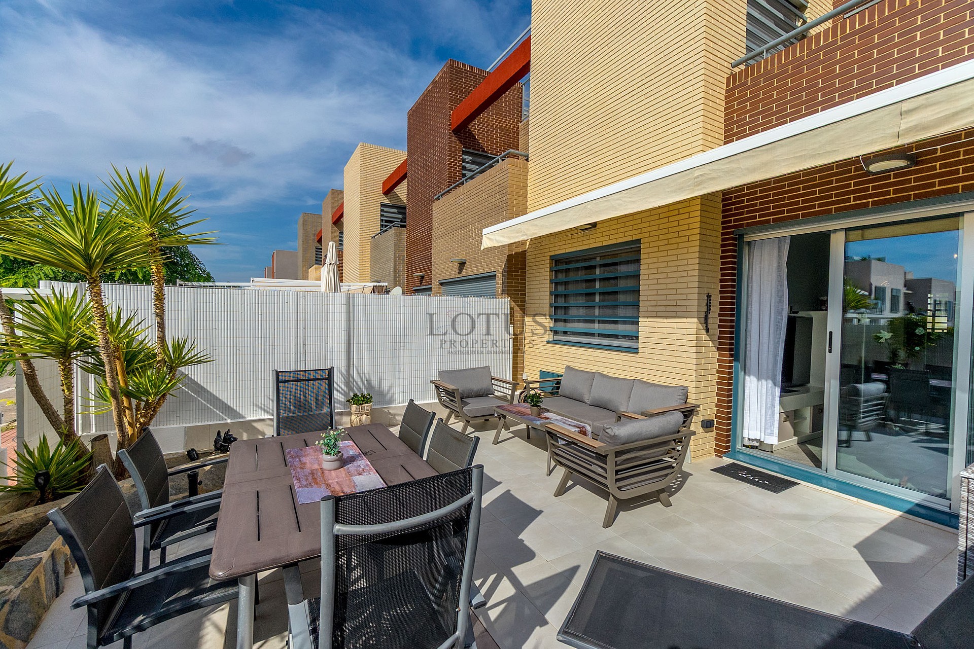 STOR MODERN LÄGENHET MED TRÄDGÅRD I SÖDERLÄGE - PRIVAT PARKERING I KÄLLAREN OCH FÖRRÅD - HÄRLIGT POOLOMRÅDE OCH PADDELBANA - Lotus Properties