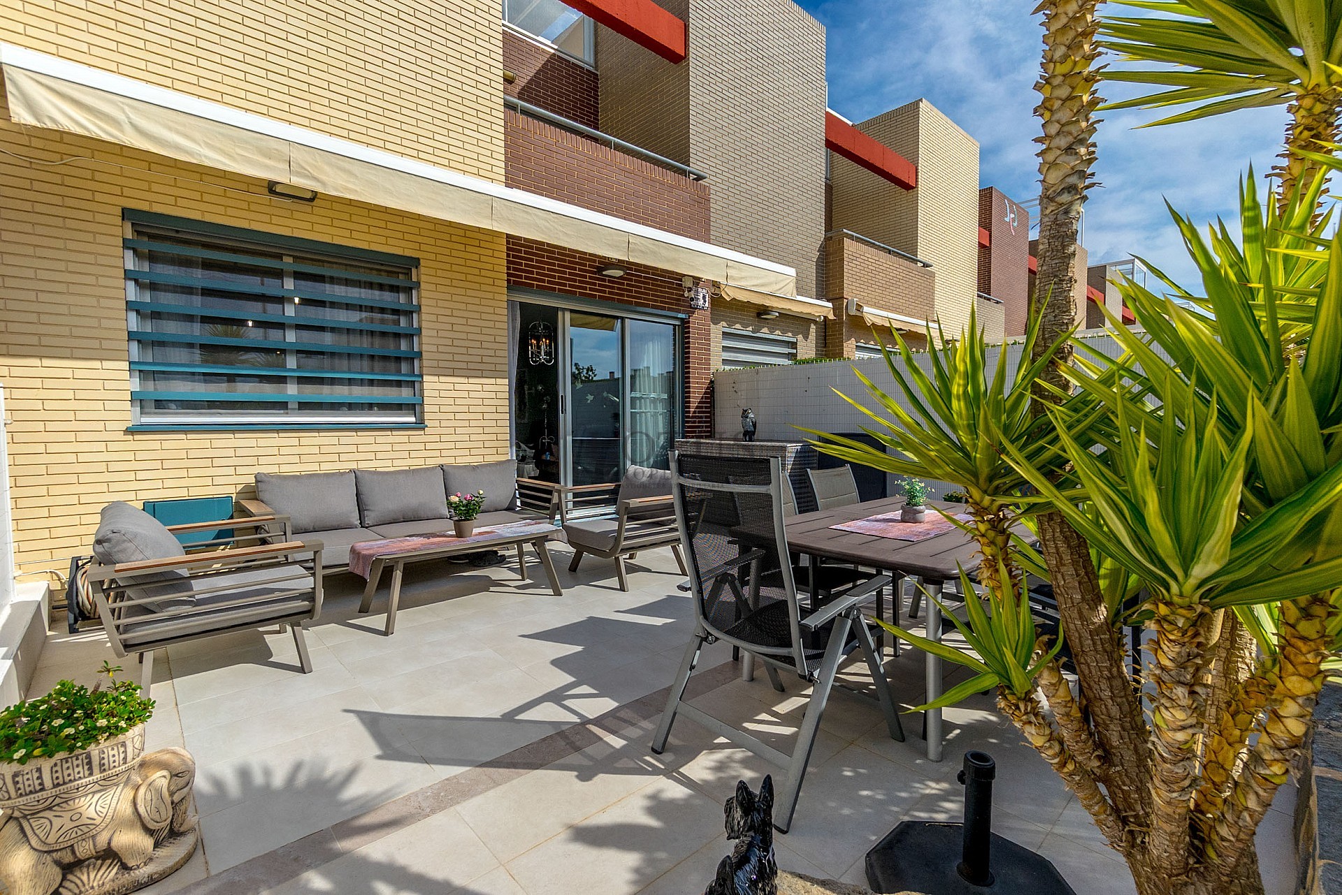 STOR MODERN LÄGENHET MED TRÄDGÅRD I SÖDERLÄGE - PRIVAT PARKERING I KÄLLAREN OCH FÖRRÅD - HÄRLIGT POOLOMRÅDE OCH PADDELBANA - Lotus Properties