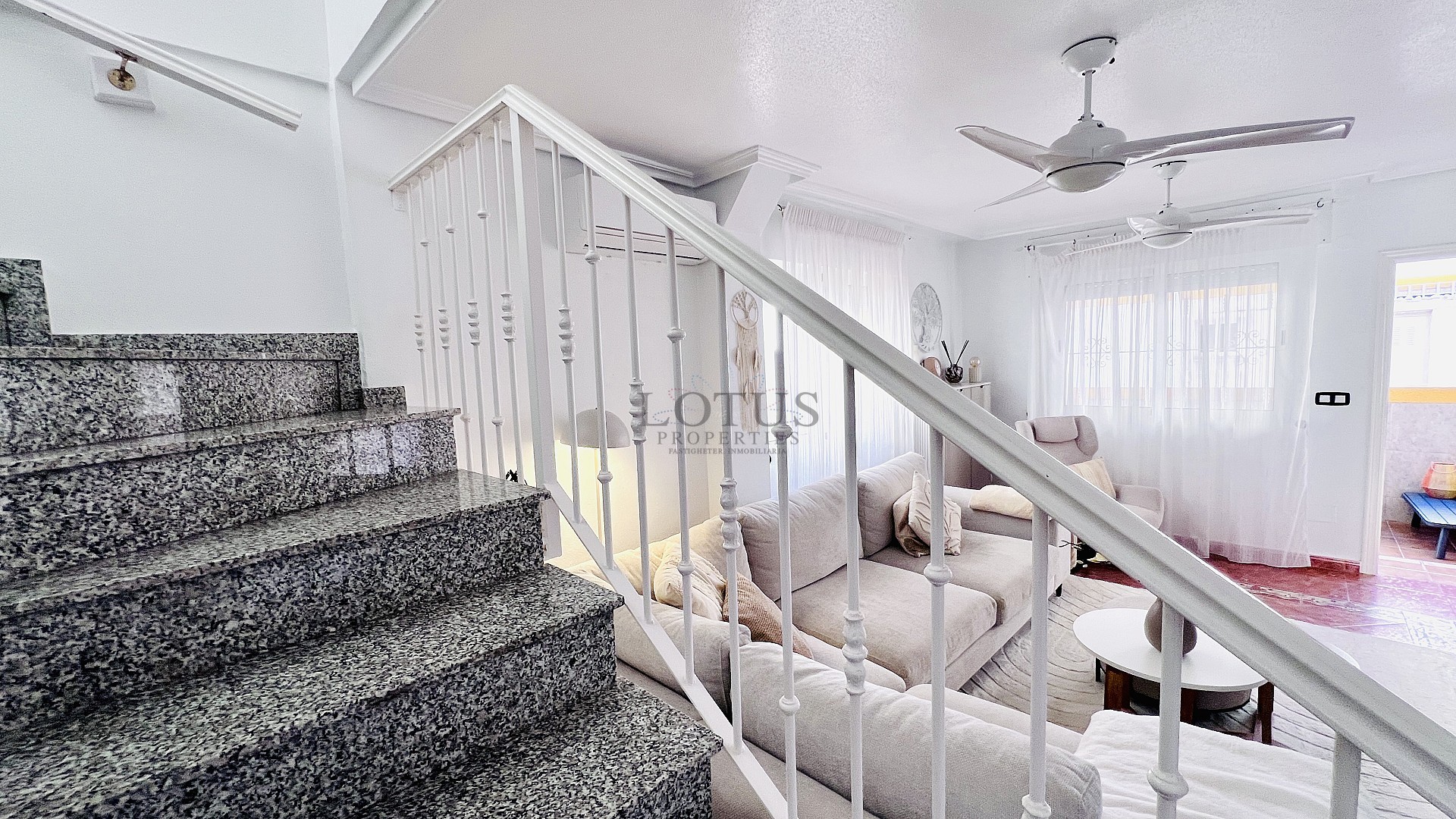 Charmigt radhus med tre sovrum och gemensam pool – nära allt du behöver! - Lotus Properties